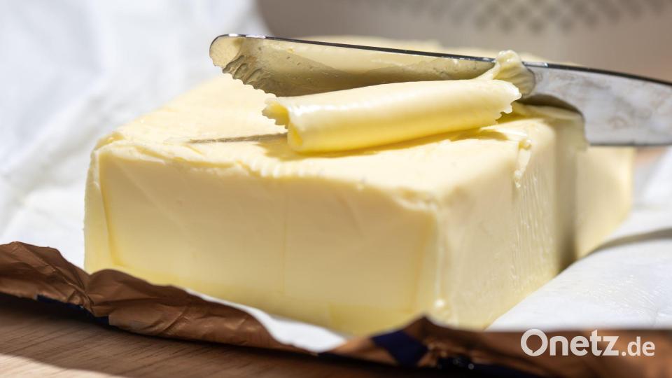 Die Handelsketten reduzierten den Preis für ein 250-Gramm-Stück Deutscher Markenbutter der Eigenmarken zuletzt auf 99 Cent. (Symbolbild) Bild: Hendrik Schmidt/dpa