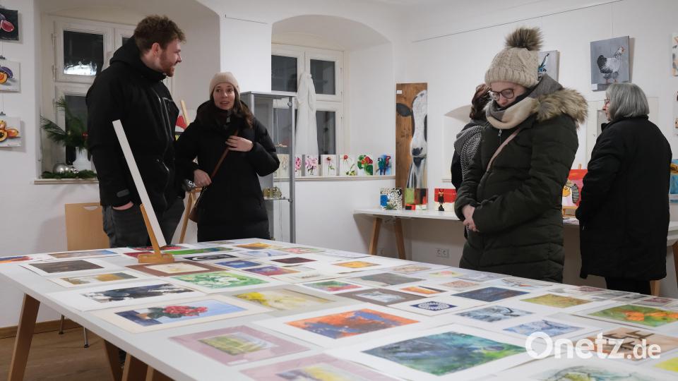 Mitglieder des „Kunstvereins Unverdorben“ stellten unter dem Motto „Große Kunst zum kleinen Preis“ ihre Bilder aus. Bild: Hirsch
