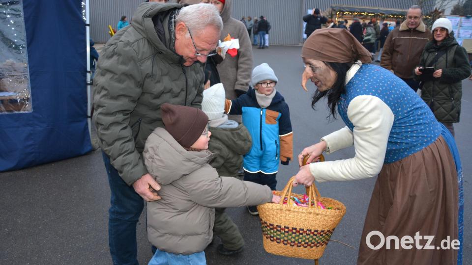 Unterwegs war wieder die Hexe auf dem Bad Neualbenreuther Weihnachtsmarkt. Für die kleinen Gäste hatte sie Süßes dabei. Bild: jr