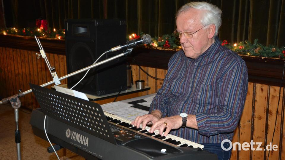 Manfred Riedl unterhielt die Besucher musikalisch und lud diese zum Mitsingen ein. Bild: jr