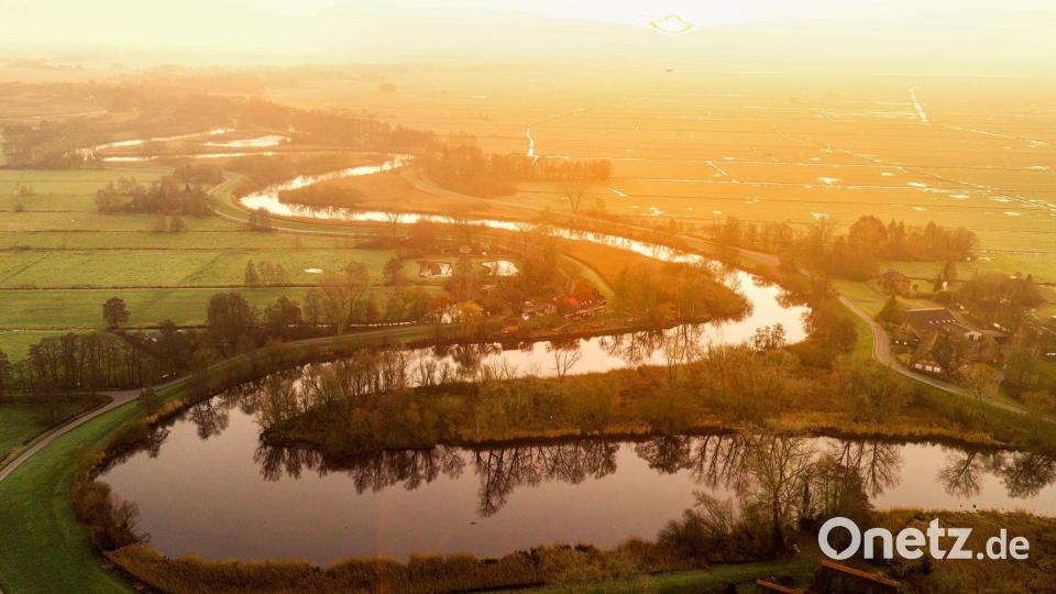 Winterlicher Sonnenaufgang über der Wümme Bild: Sina Schuldt/dpa