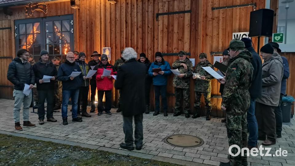Unter der Leitung von Richard Waldmann gab der neu gegründete Männerchor adventliche Weisen zu Gehör. Bild: amö