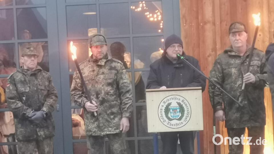 Pfarrer Eugen Wismeth und Ulrich Knoch (links) gestalteten mit den Chören die Feldweihnacht. Bild: amö