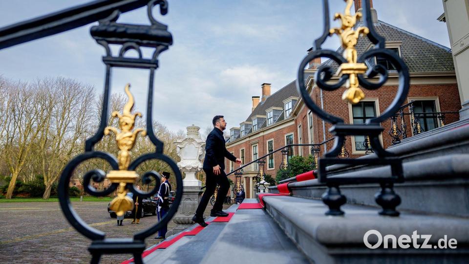 Selenskyj schreitet die königlichen Treppen hoch Bild: Robin van Lonkhuijsen/ANP Pool via AP/dpa
