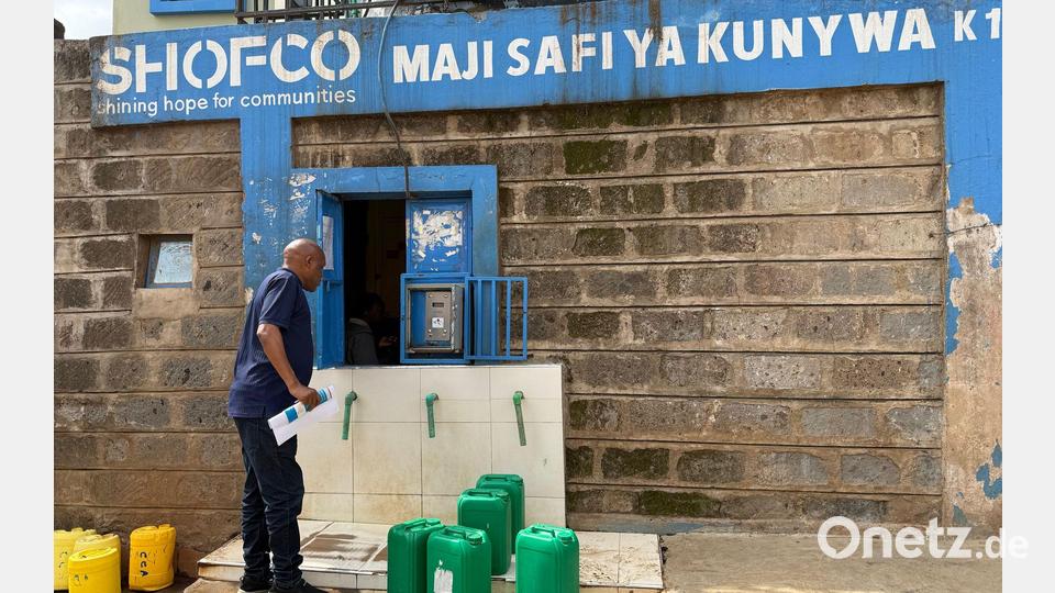 Eine Ausgabestelle der Organisation Shofco für sauberes Trinkwasser in Kibera. (Archivbild) Bild: Eva Krafczyk/dpa