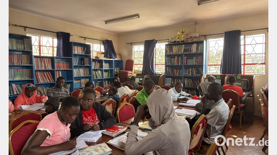 Kinder und Jugendliche lernen in der Bücherei der Selbsthilfeorganisation Shofco in Kibera, Nairobis größtem Slum. (Archivbild) Bild: Eva Krafczyk/dpa