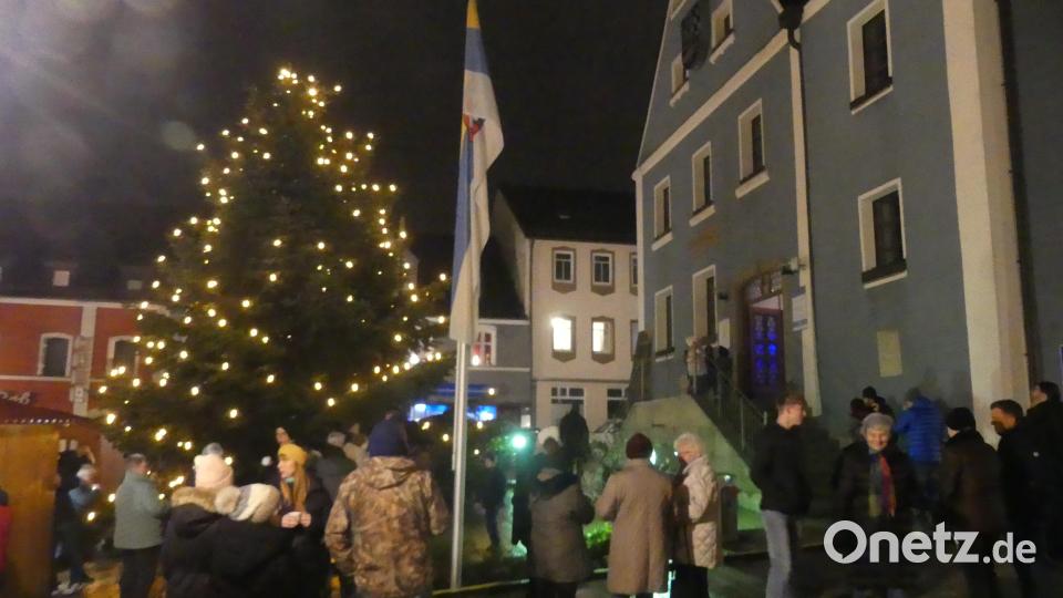 In Eschenbach leuchtet der Weihnachtsbaum. Bei Glühwein, Tee und Würstchen verfolgten viele Menschen, wie die Lichter am Baum angingen. Bild: Walther Hermann