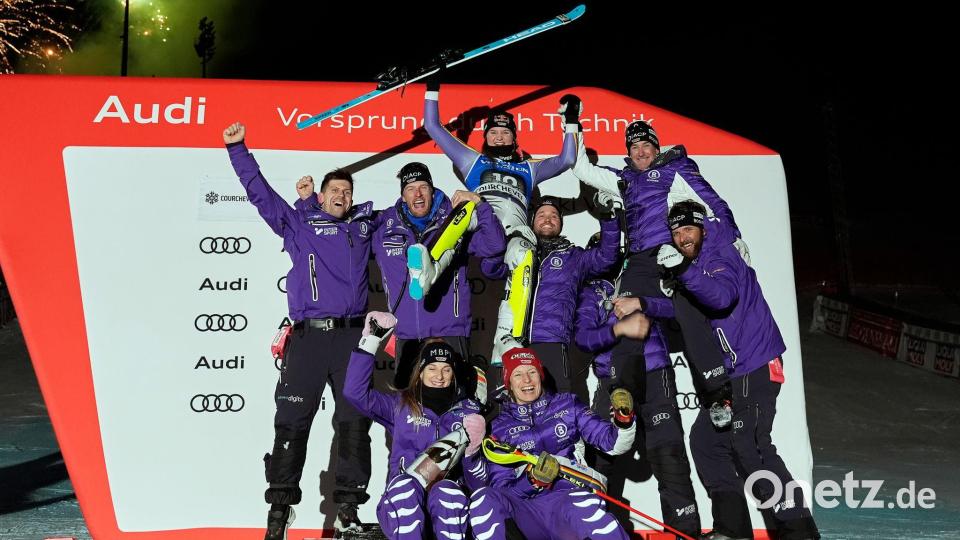Emma Aicher (oben M, Deutschland) jubelt auf dem Podium mit den Teamkollegen. Bild: Giovanni Auletta/AP/dpa