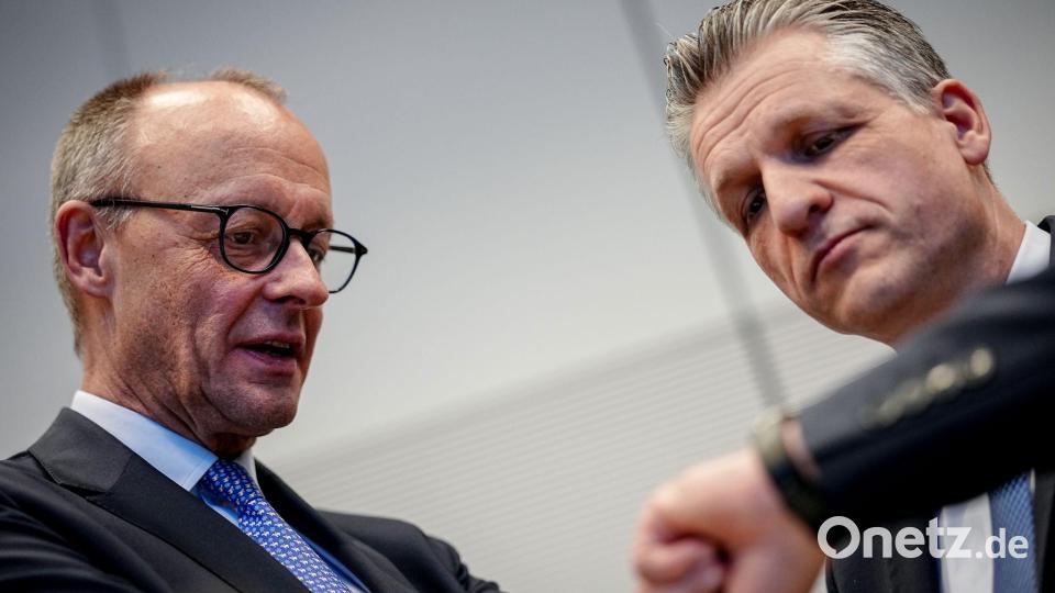Friedrich Merz und Thorsten Frei mit einem Blick auf die Uhr Bild: Kay Nietfeld/dpa