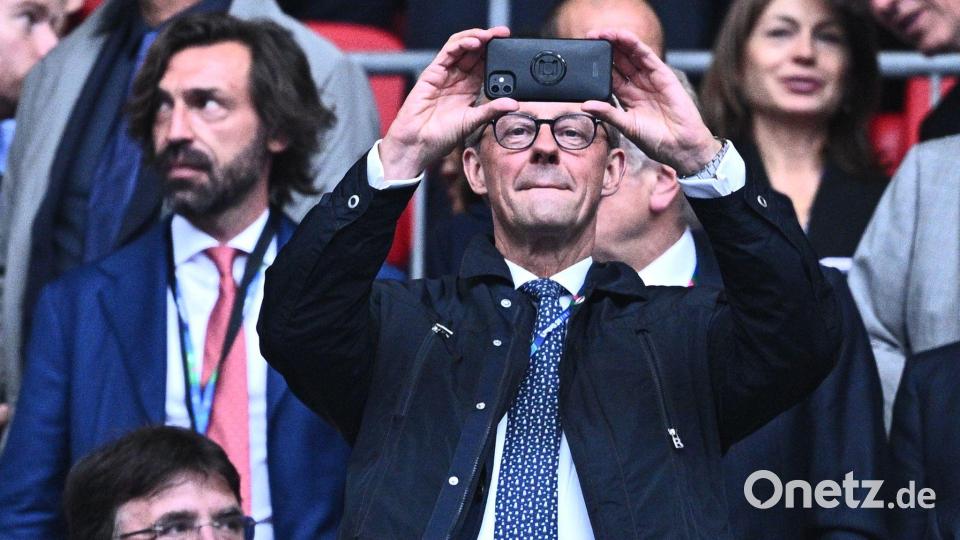 Gratuliert launig dem Meister FC Bayern: Kanzler Friedrich Merz. (Archivbild) Bild: Tom Weller/dpa