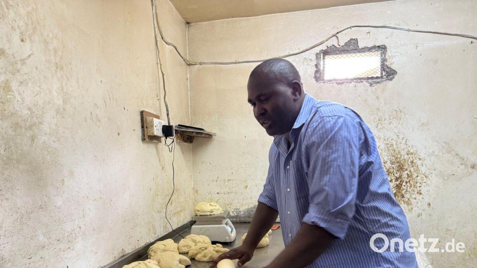 Der Bäcker Greyson Nyenze in seiner Backstube im kenianischen Slum Kibera. (Archivbild) Bild: Eva Krafczyk/dpa