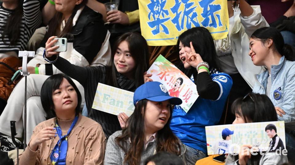 Chinesische Fans in der deutschen Bundesliga. Bild: Carmen Jaspersen/dpa