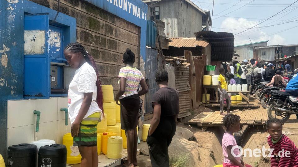 Frauen stehen im Slum Kibera vor einem Wasserkiosk an, um sauberes Trinkwasser zu kaufen. (Archivbild) Bild: Eva Krafczyk/dpa