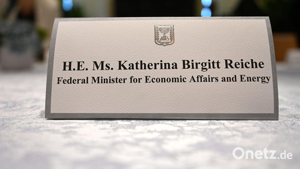 Ein Namensschild kündigt Wirtschaftsministerin Reiche in Israel an Bild: Elisa Schu/dpa