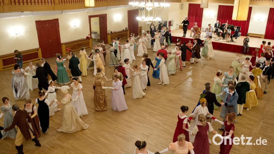 Für Fans gibt es viele Gelegenheiten, in die Zeit einzutauchen, die Jane Austen in ihren Romanen beschreibt, so etwa bei Bällen. (Archivbild) Bild: picture alliance / dpa