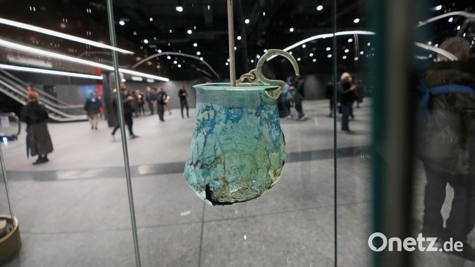 Ein antiker römischer Eimer, mit dem Wasser aus Brunnen geschöpft wurde und der auf das 5. bis 2. Jahrhundert vor Christus datiert wird, ist in der neuen U-Bahn-Station am Kolosseum zu sehen. Bild: Alessandra Tarantino/AP/dpa