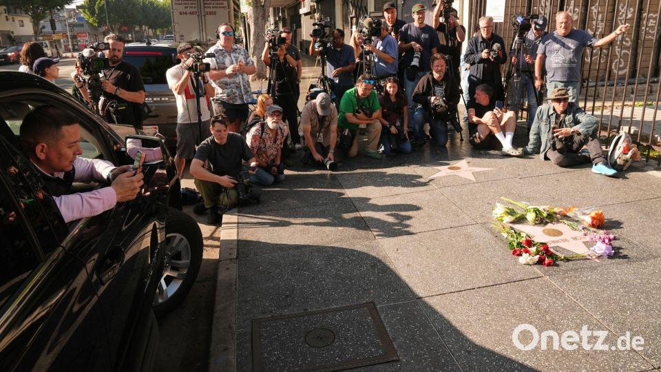 Medienvertreter versammeln sich vor dem Walk of Fame-Stern für Rob Reiner. Bild: Damian Dovarganes/AP/dpa