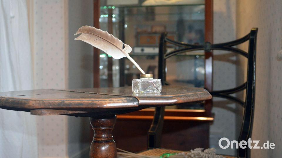 An diesem Holztischchen in Chawton soll Jane Austen ihre Romane geschrieben haben. (Archivbild) Bild: picture alliance / dpa