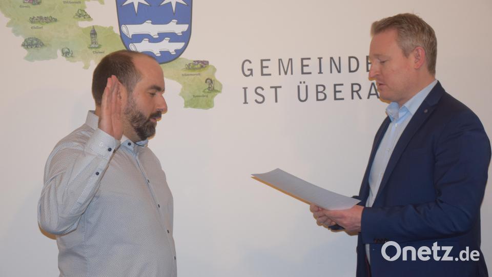 Manuel Bock wird als neuer Gemeinderat der Gemeinde Theisseil von Bürgermeister Johannes Kett (von links) vereidigt. Bild: fz