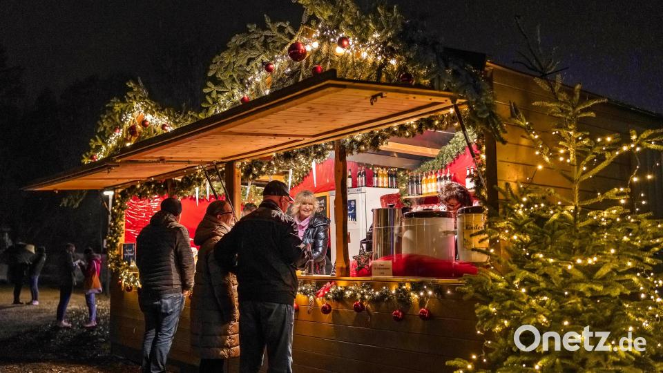 Und auch das Weihnachtsdorf ist noch bis zum 6. Januar geöffnet. Bild: Stadtmarketing Schwandorf, Peter Mayer