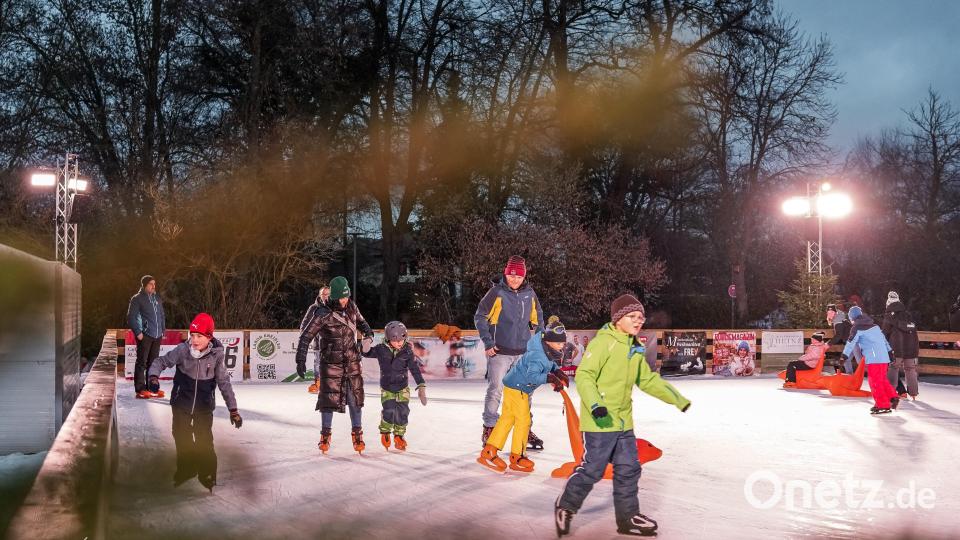 Beim Winterzauber im Schwandorfer Stadtpark kannst du jetzt wieder Schlittschuhlaufen. Bild: Stadtmarketing Schwandorf, Peter Mayer
