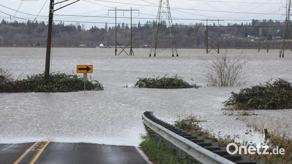 In Snohomish, im Bundesstaat Washington, steht eine Straße unter Wasser. Bild: Kevin Clark/The Seattle Times/AP/dpa