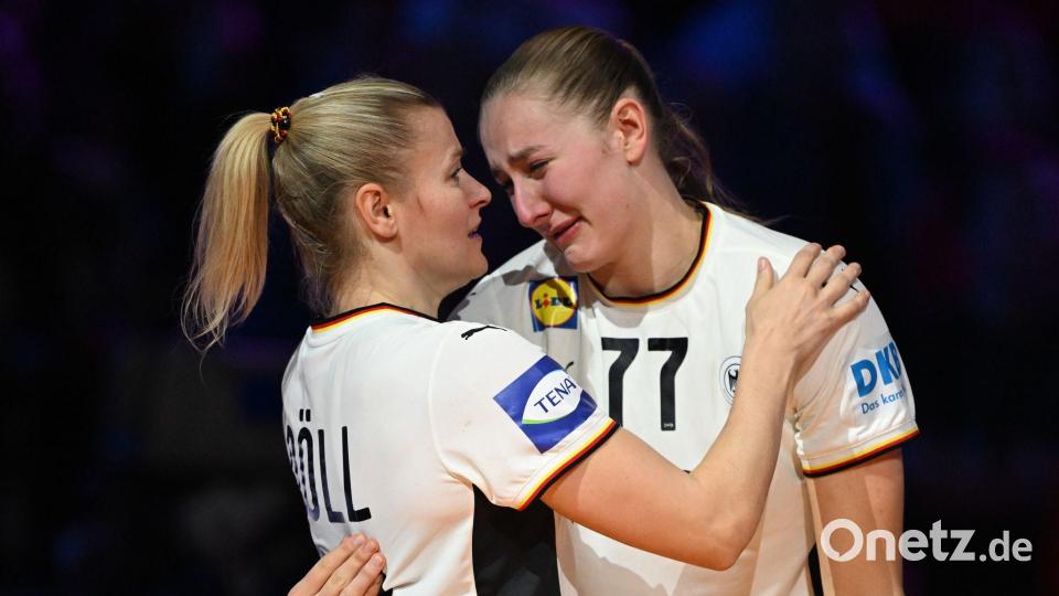 WM-Finale verloren, Silber gewonnen: Handball-Nationalspielerin Viola Leuchter (r). Bild: Federico Gambarini/dpa
