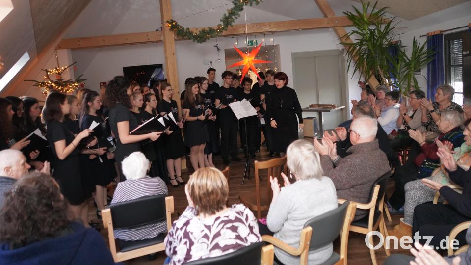 Viel Applaus bekommt der TIG-Chor aus Ungarn beim Konzert im Waldthurner Gesundheitszentrum. Bild: fvo