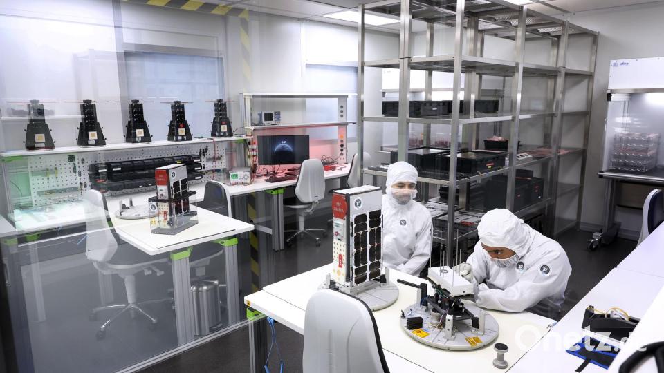 Die Mitarbeiter des Zentrums für Telematik arbeiten in Schutzanzügen. Bild: Karl-Josef Hildenbrand/dpa