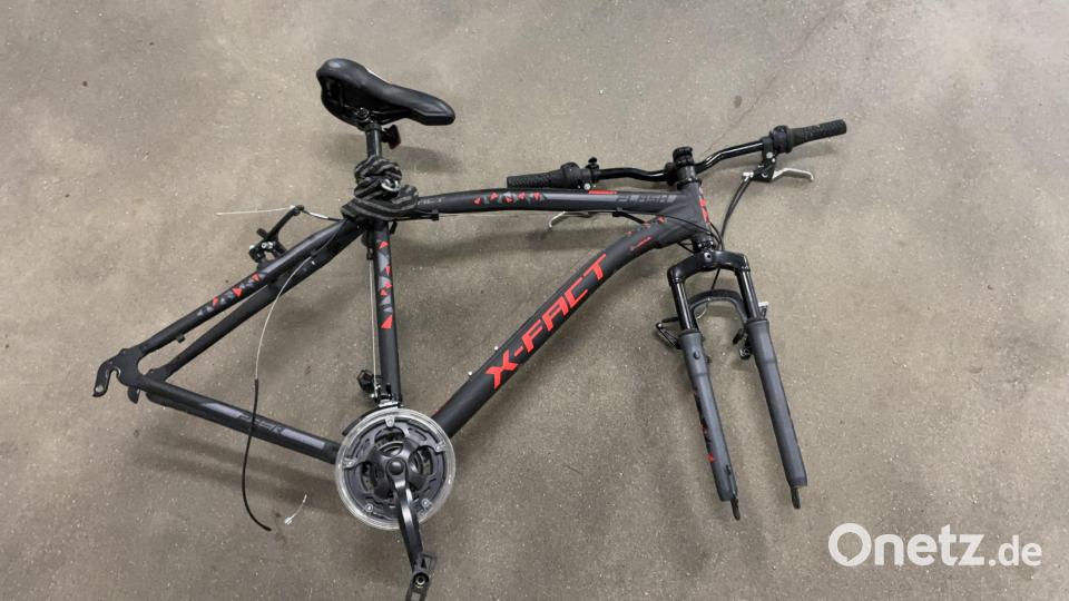 Unter dem vermeintlichen Diebesgut war auch dieser Fahrrad-Rahmen. Bild: Polizei Amberg