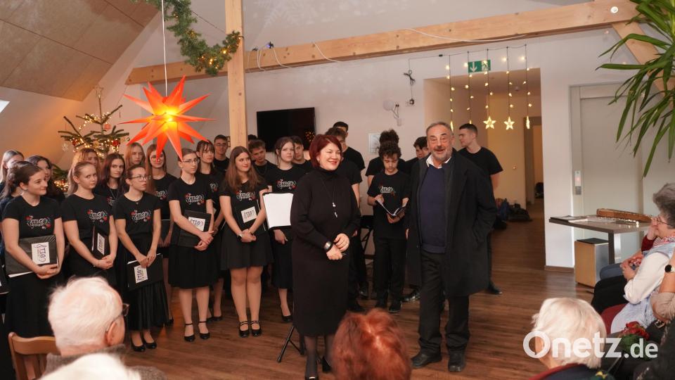 Die Leiterin des TIG-Chors, Dóra Tapai, und der Waldthurner Bürgermeister Josef Beimler, der für die "vorweihnachtliche Einstimmung auf Ungarisch" dankt. Bild: fvo