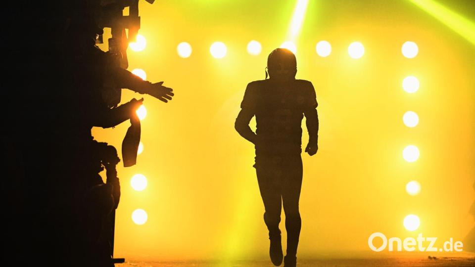 Quarterback Aaron Rodgers kommt in Pittsburgh auf das Spielfeld. Bild: Justin Berl/AP/dpa