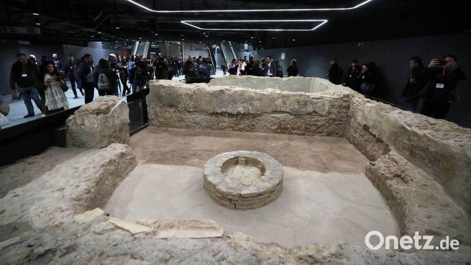 Das ganze Fundament eines ausgegrabenen Gebäudes ist an einer der Haltestellen ausgestellt. Bild: Alessandra Tarantino/AP/dpa