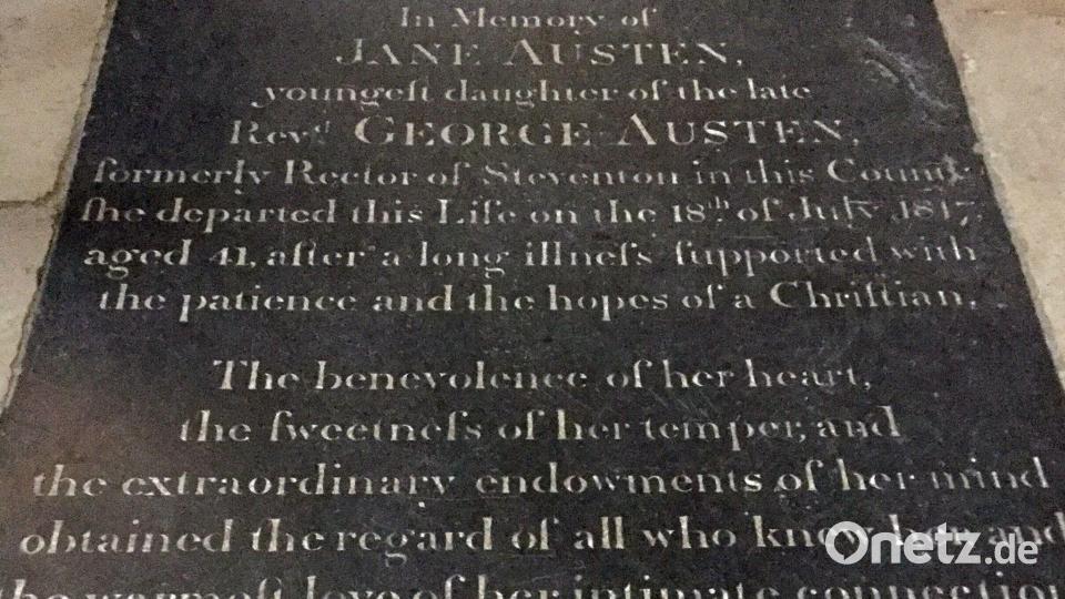 In der Kathedrale von Winchester erinnert ein Grabstein an Jane Austen. (Archivbild) Bild: picture alliance / Anna Tomforde/dpa