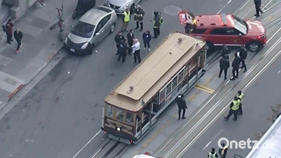 Ein Rettungsfahrzeug steht vor einem Cable Car in San Francisco. Bild: Uncredited/KGO-TV/AP/dpa