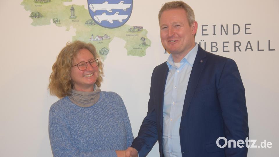 Sabine Dobler wurde als neue Seniorenbeauftragte der Gemeinde Theisseil bestellt. Bürgermeister Johannes Kett dankt Dobler gang besonders für deren Engagement. Bild: fz