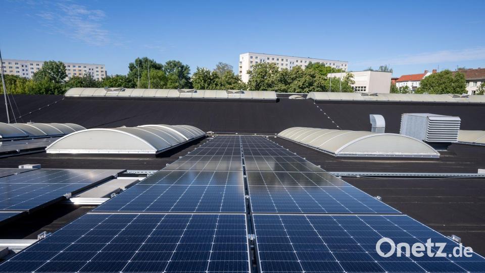 Berlin setzt beim Ausbau der Solarenergie verstärkt auf große Dächer. (Archivfoto) Bild: Monika Skolimowska/dpa
