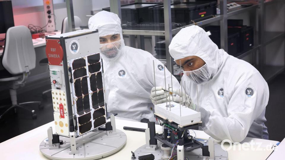 Die Arbeit an den kleinen Satelliten ist äußerst kompliziert. Bild: Karl-Josef Hildenbrand/dpa