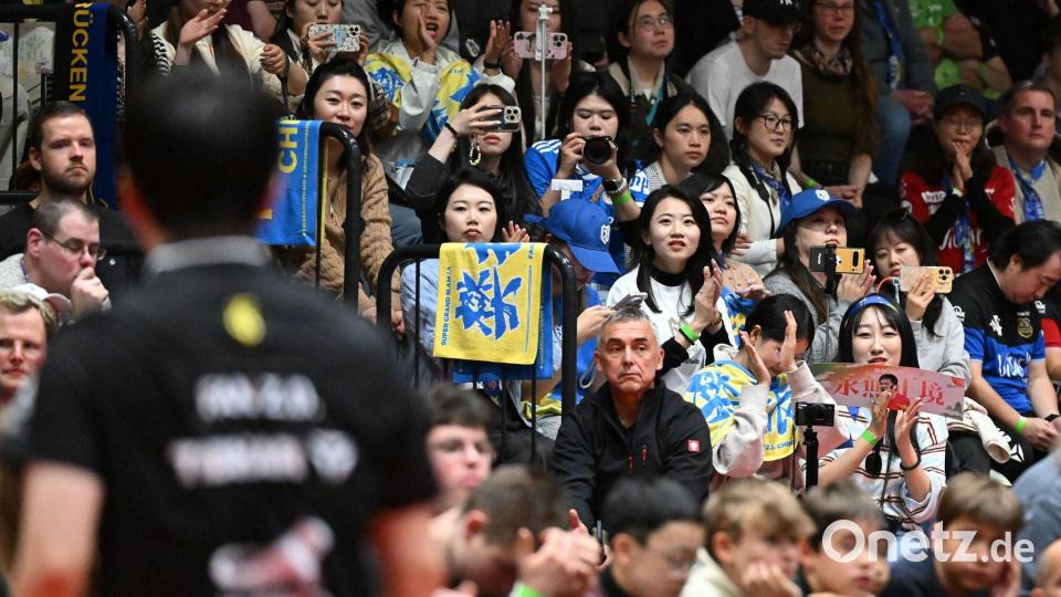 Tischtennis-Star Fan Zhendong und seine chinesischen Fans. Bild: Carmen Jaspersen/dpa