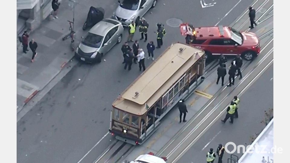 Mehr als ein Dutzend Menschen werden bei dem abrupten Halt verletzt. Bild: Uncredited/KGO-TV/AP/dpa
