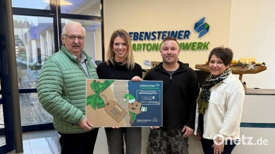 Über 7500 Euro aus dem Winterzaubermarkt des Liebensteiner Kartonagenwerks kann sich die Kinderkrebshilfe freuen. Im Bild von links: Herbert Putzer (Kinderkrebshilfe), Liesa Weiß (Organisatorin des Winterzaubers), Berthold Walbrunn (Kinderkrebshilfe Nordoberpfalz) und Geschäftsführerin Marion Forster. Bild: Liebensteiner Kartonagenwerk