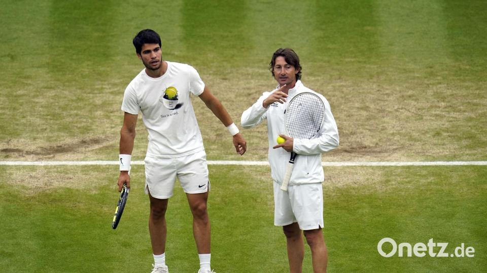 Tennisstar Carlos Alcaraz (l) und Trainer Juan Carlos Ferrero beenden ihre erfolgreiche Zusammenarbeit. (Archivbild) Bild: Andrew Matthews/PA Wire/dpa