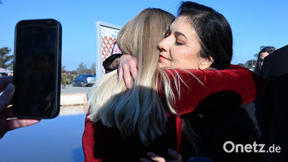Wirtschaftsministerin Reiche umarmt eine Überlebende des 7. Oktober. Bild: Elisa Schu/dpa