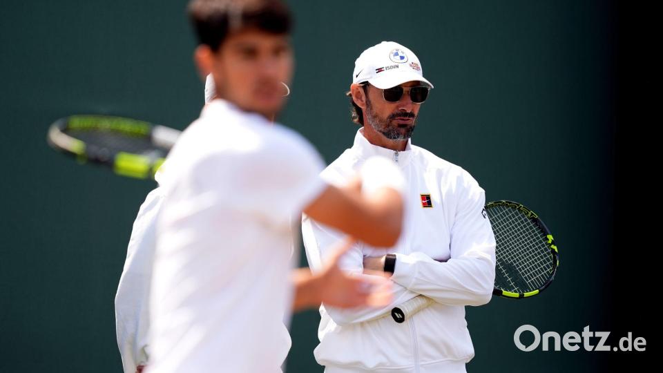 Erfolgstrainer Ferrero (hinten) muss sich einen neuen Job suchen. (Archivbild) Bild: Mike Egerton/PA Wire/dpa