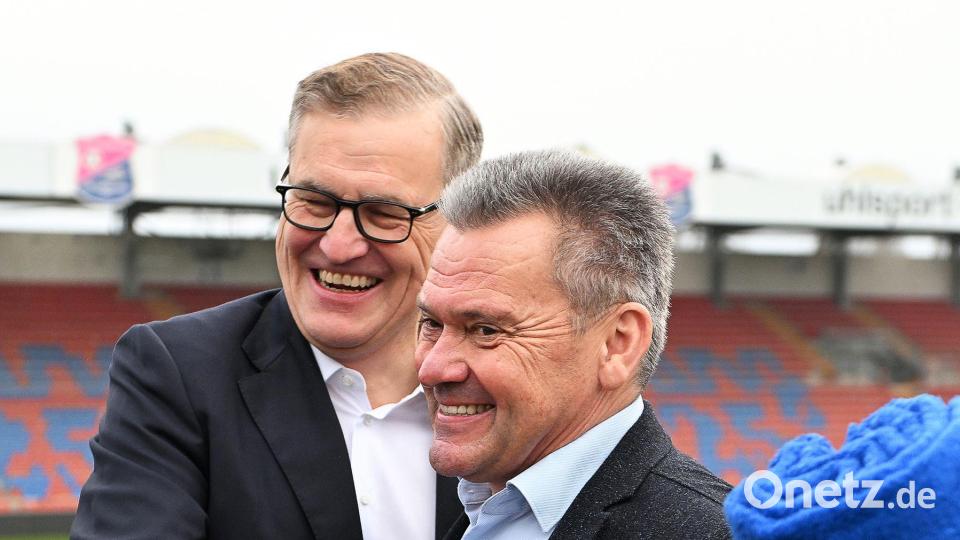 Freut sich über die nahende Musiala-Rückkehr: Bayern-Chef Dreesen (l). Bild: Jens Niering/dpa