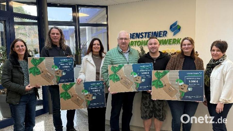 Je 3000 Euro spendete das Liebensteiner Kartonagenwerk an (von links) Margarete Pickert und Matthias Rössle (Ambulante Palliativversorgung Nordoberpfalz), Claudia Grillmeier (Aktion Lichtblicke Tirschenreuth), Herbert Putzer und Berthold Walbrunn (Kinderkrebshilfe Nordoberpfalz) sowie Carmen Wuttke (Happynest). Rechts im Bild: Geschäftsführerin Marion Forster. Bild: Liebensteiner Kartonagenwerk