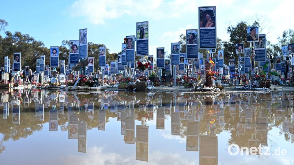 Mit Gedenktafeln wird an die Opfer erinnert. Bild: Elisa Schu/dpa