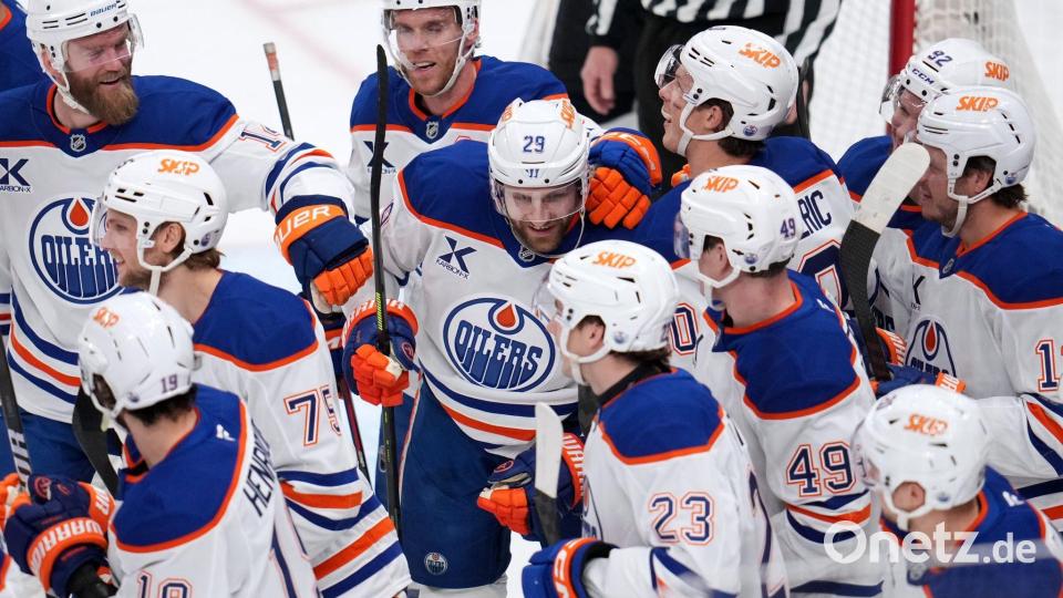 Der Jubel der Kollegen war nach dem 1000. Scorerpunkt in Draisaitls Karriere groß. Bild: Gene J. Puskar/AP/dpa