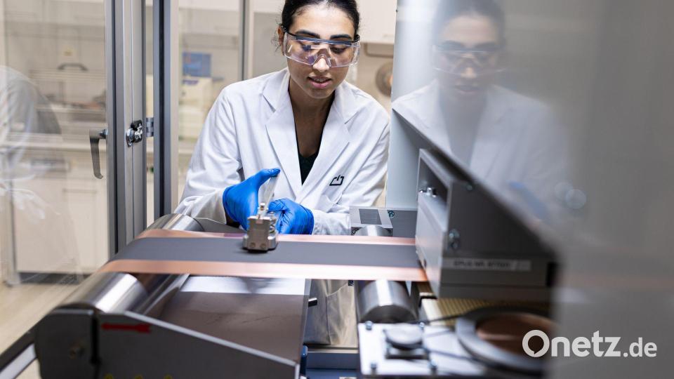 Noch sind die Stückzahlen bescheiden: Nur einige Hundert Batteriezellen pro Tag verlassen anfangs das Werk. Bild: Moritz Frankenberg/dpa