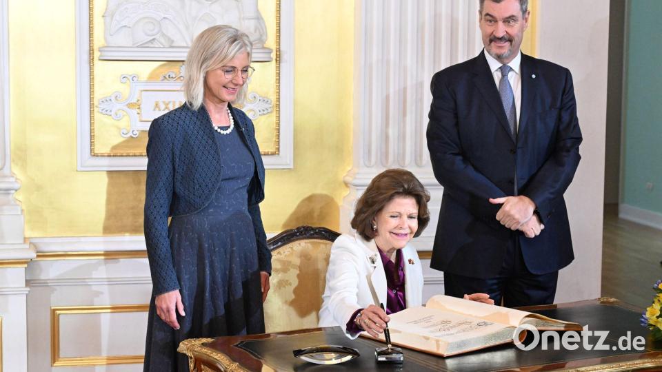 Sie trug sich ins Gästebuch der Staatsregierung ein. Bild: Felix Hörhager/dpa